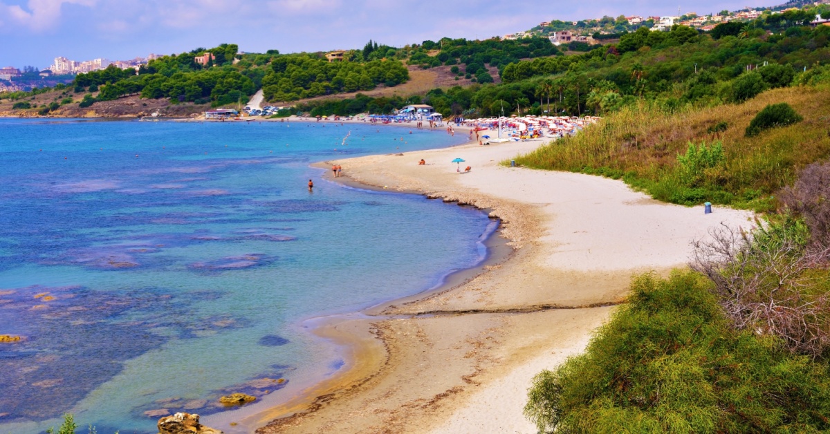 È la piccola capitale delle ceramiche in Sicilia, ed era il posto delle terme d'autore vista mare: qual è, cosa fare e cosa vedere