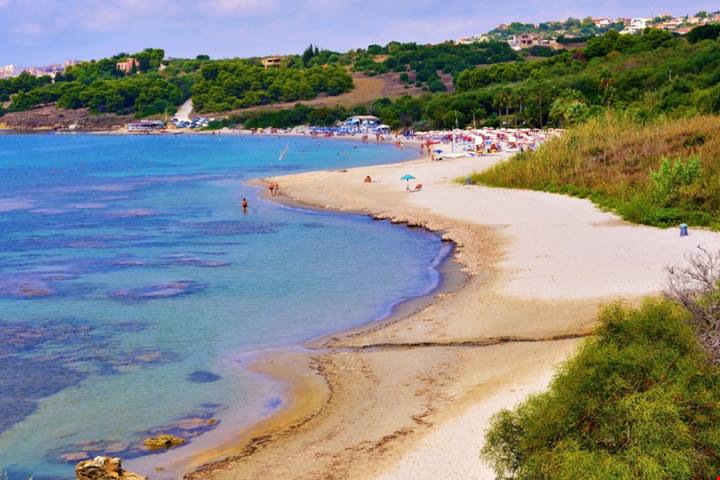 È la piccola capitale delle ceramiche in Sicilia, ed era il posto delle terme d'autore vista mare: qual è, cosa fare e cosa vedere