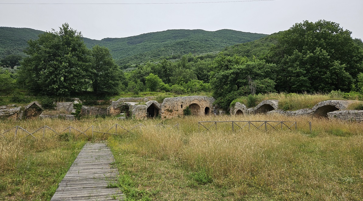 Tra ville imperiali, ninfei segreti e delizie enogastronomiche: un viaggio sulle orme di Vespasiano, nel cuore della storia romana, accompagnati dallo storico Pietro Nelli