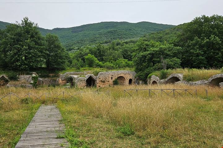 Tra ville imperiali, ninfei segreti e delizie enogastronomiche: un viaggio sulle orme di Vespasiano, nel cuore della storia romana, accompagnati dallo storico Pietro Nelli