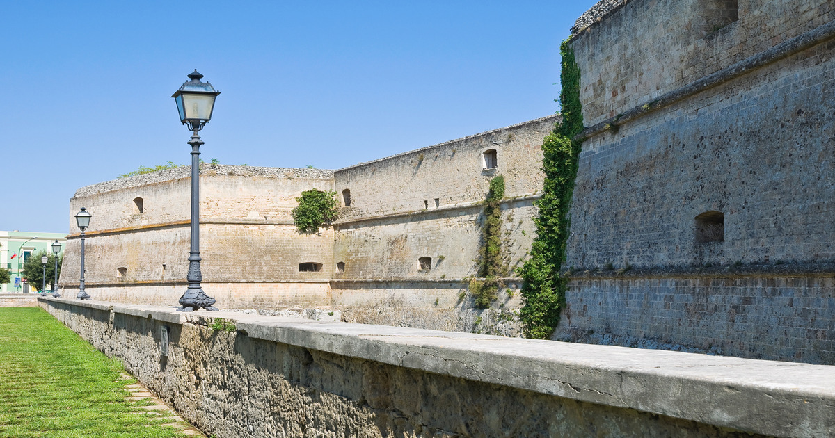 Granitico ed imponente, ma la leggenda che lo ha reso famoso e quella di una dolce storia d'amore: ecco uno dei castelli più belli della Puglia 