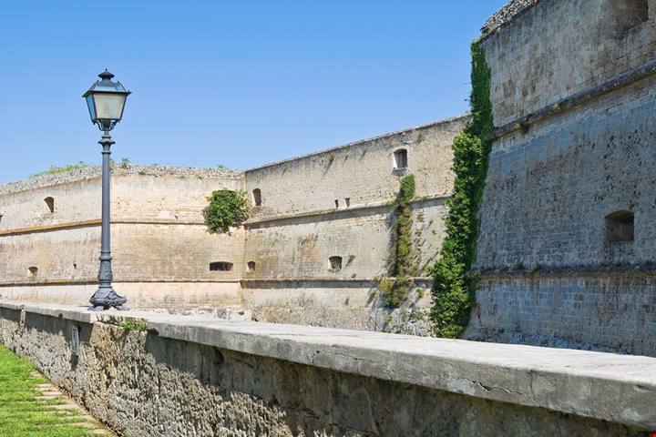 Granitico ed imponente, ma la leggenda che lo ha reso famoso e quella di una dolce storia d'amore: ecco uno dei castelli più belli della Puglia