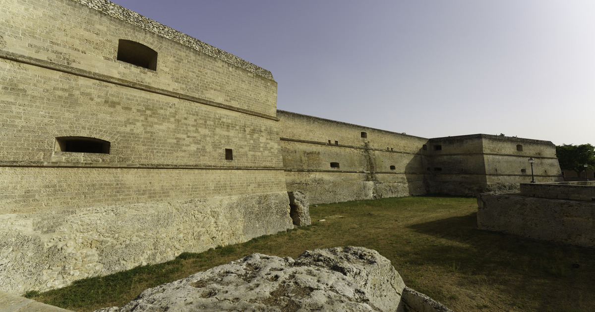Granitico ed imponente, ma la leggenda che lo ha reso famoso e quella di una dolce storia d'amore: ecco uno dei castelli più belli della Puglia 