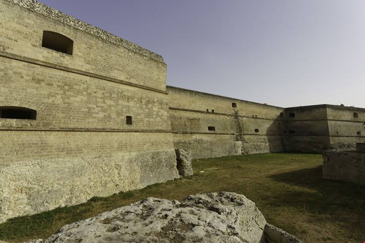 Granitico ed imponente, ma la leggenda che lo ha reso famoso e quella di una dolce storia d'amore: ecco uno dei castelli più belli della Puglia