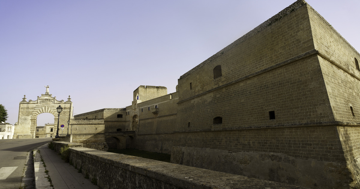 Granitico ed imponente, ma la leggenda che lo ha reso famoso e quella di una dolce storia d'amore: ecco uno dei castelli più belli della Puglia 