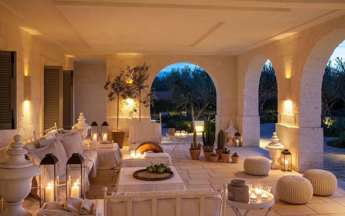 I potenti del mondo sono tutti qui: ecco come in Puglia un resort turistico ha assunto le sembianze di uno splendido borgo