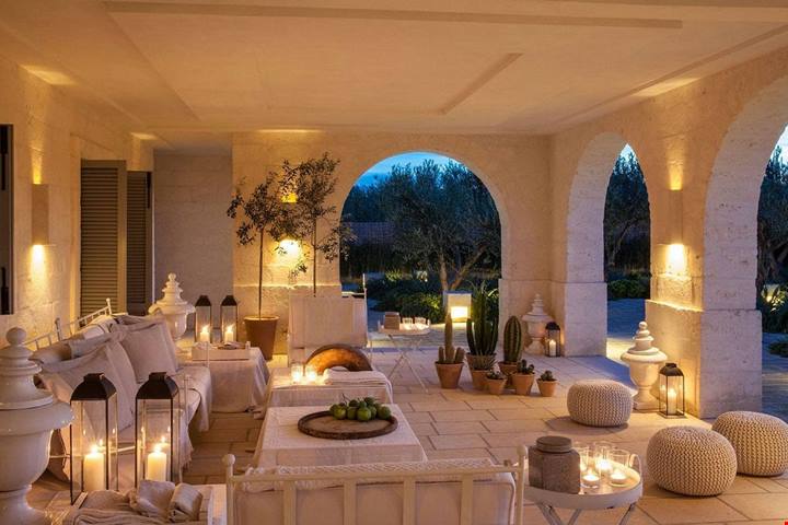 I potenti del mondo sono tutti qui: ecco come in Puglia un resort turistico ha assunto le sembianze di uno splendido borgo