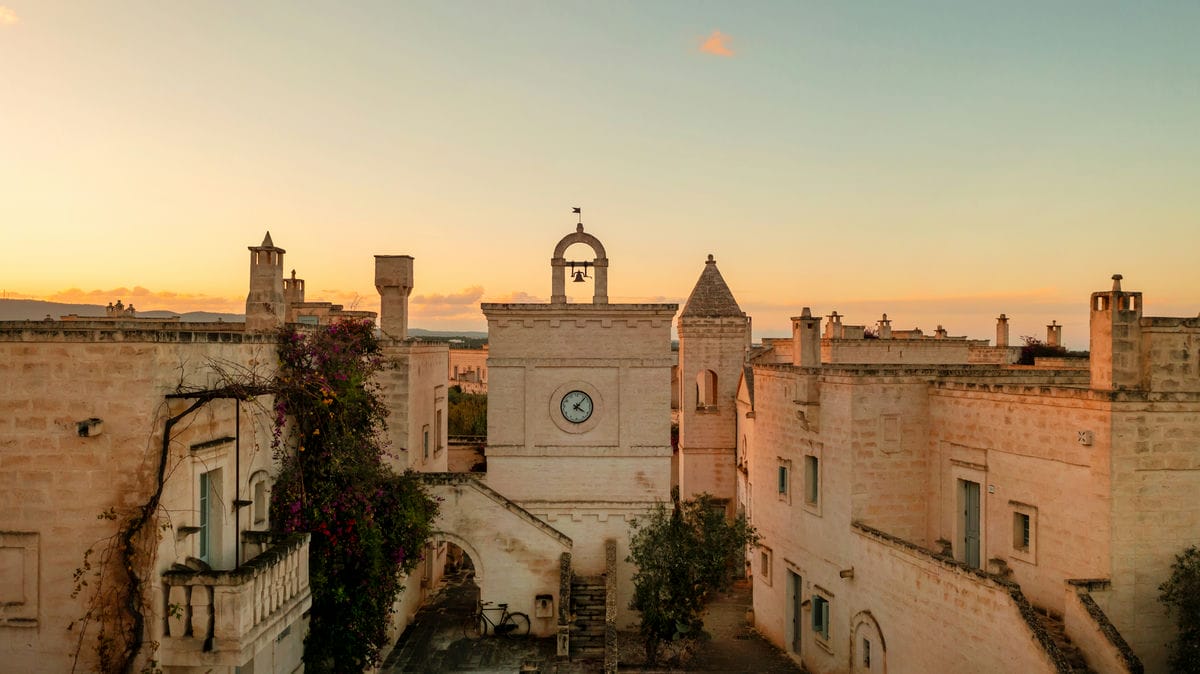 I potenti del mondo sono tutti qui: ecco come in Puglia un resort turistico ha assunto le sembianze di uno splendido borgo