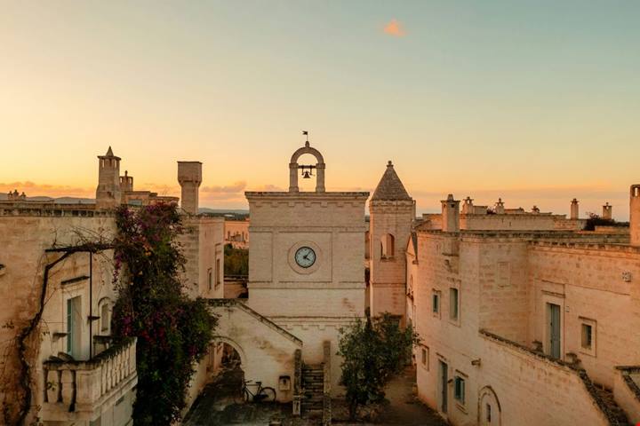 I potenti del mondo sono tutti qui: ecco come in Puglia un resort turistico ha assunto le sembianze di uno splendido borgo