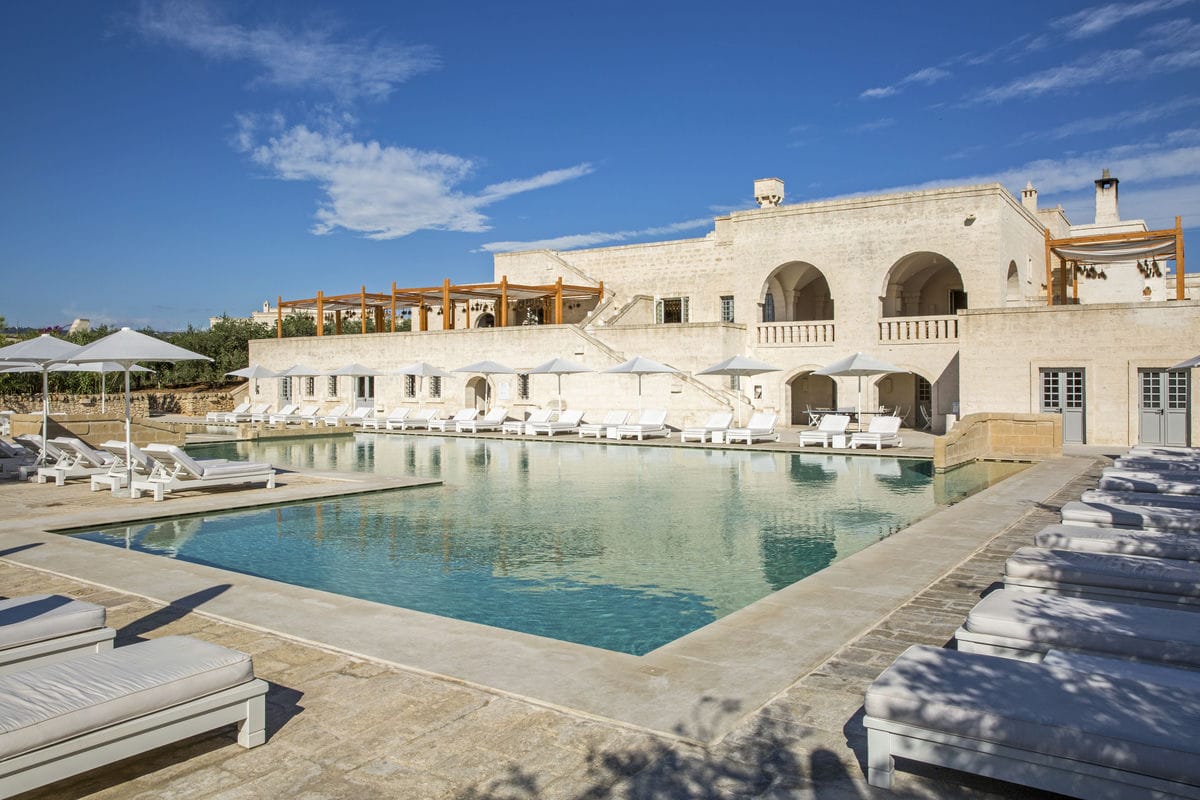 I potenti del mondo sono tutti qui: ecco come in Puglia un resort turistico ha assunto le sembianze di uno splendido borgo