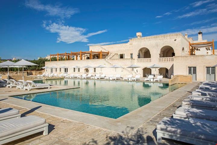 I potenti del mondo sono tutti qui: ecco come in Puglia un resort turistico ha assunto le sembianze di uno splendido borgo