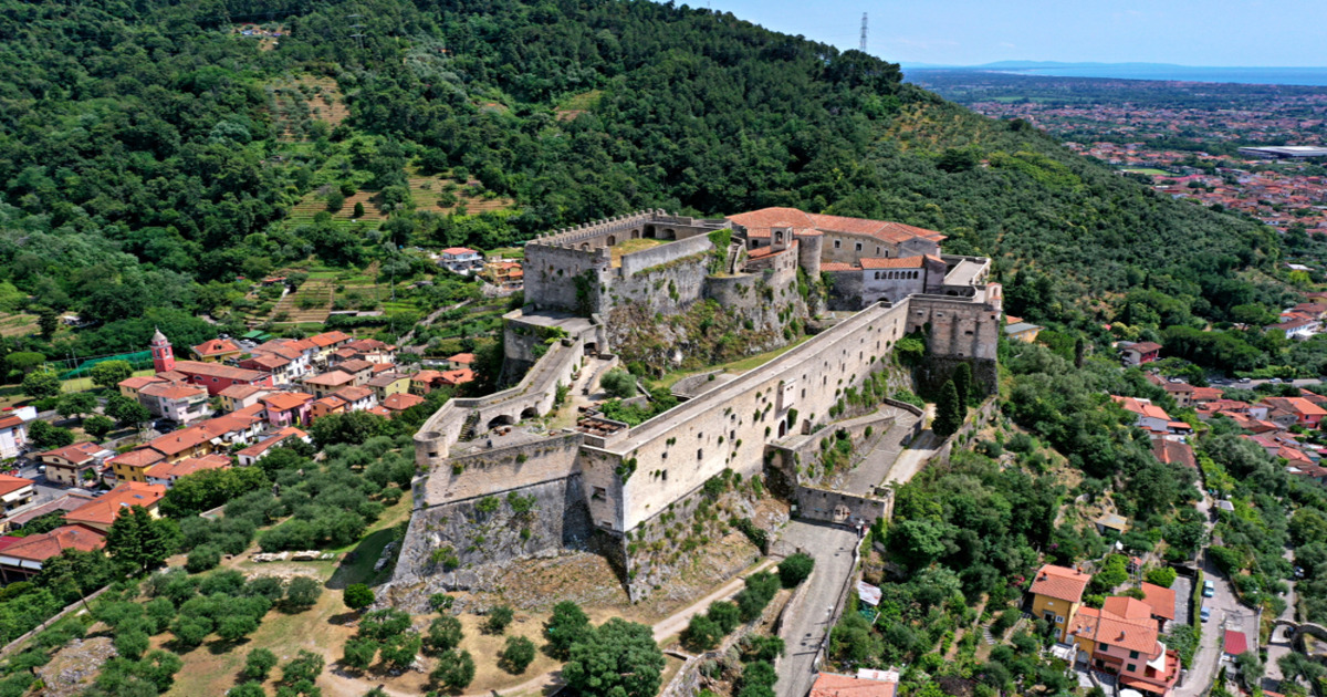 Sembra di essere in Scozia ma è un inganno: questo castello da brivido si trova in Italia