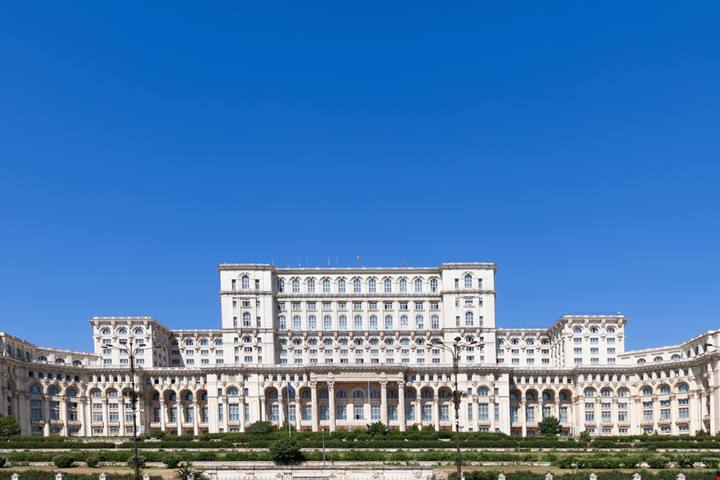 Il palazzo più bello e pesante del mondo si trova a due passi dall'Italia! La sua importanza però ha una storia piuttosto difficile