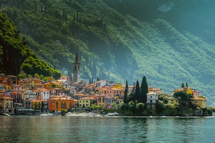 Ville, giardini e paesaggi da sogno: ecco i 5 borghi sul Lago di Como da raggiungere in battello ed innamorarsi
