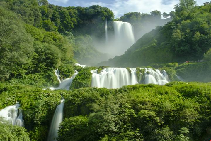 Caldo da record? Per una gita rinfrescante abbiamo selezionato 5 tra le cascate più belle d'Italia: ecco quali sono