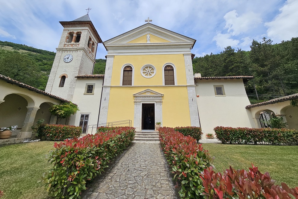 Da Cittareale nell'entroterra reatino ai campi fioristi di Castelluccio di Norcia, un percorso di sorprese tra natura, storia ed enogastronomia.