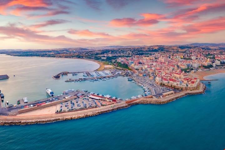 Sembra la Grecia ma siamo in Molise: questa baia cristallina non ti farà rimpiangere di non essere partito in vacanza per Mykonos (o quasi)