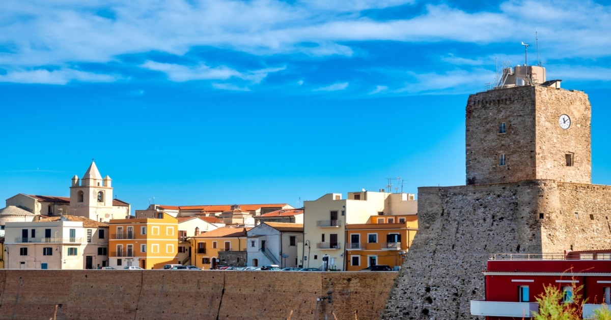 Sembra la Grecia ma siamo in Molise: questa baia cristallina non ti farà rimpiangere di non essere partito in vacanza per Mykonos (o quasi)