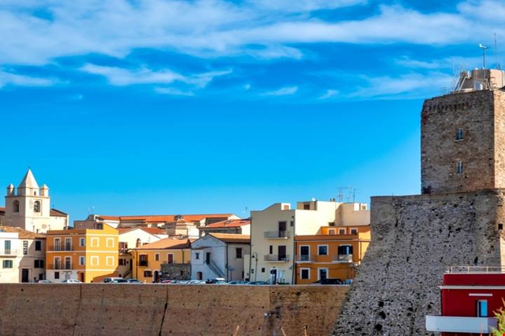 Sembra la Grecia ma siamo in Molise: questa baia cristallina non ti farà rimpiangere di non essere partito in vacanza per Mykonos (o quasi)