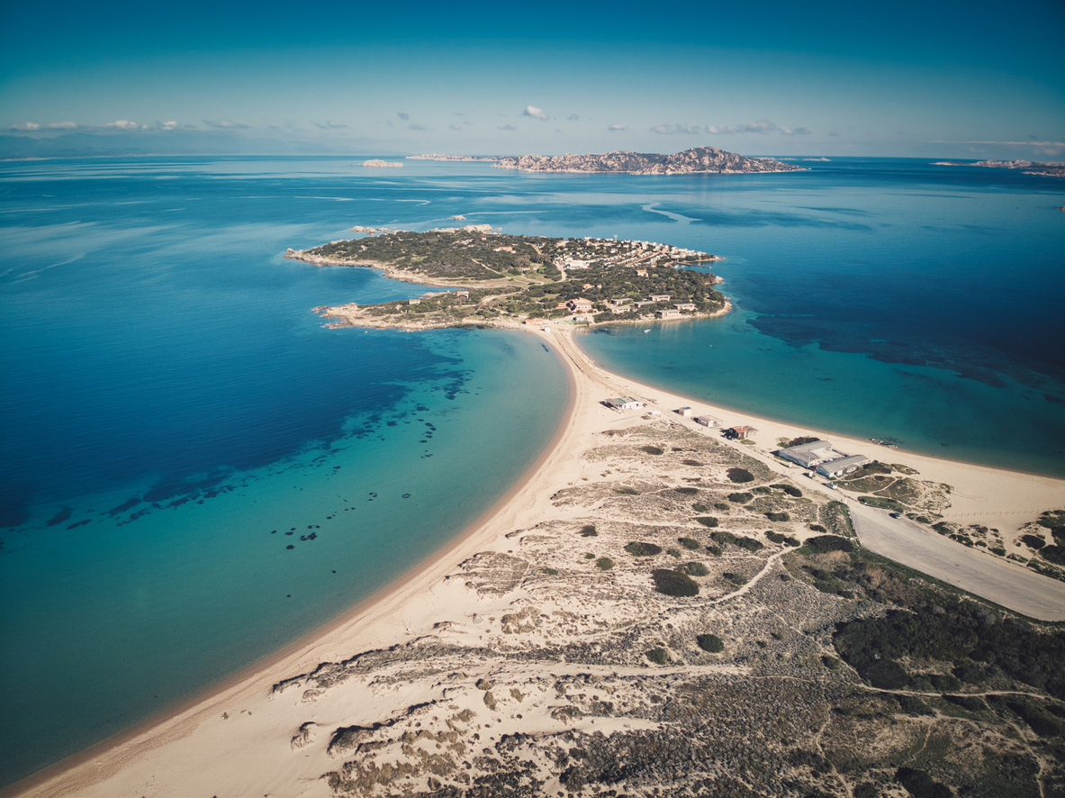 Vele tra venti e acque cristalline, scopri il paradiso del windsurf in Sardegna, in un viaggio adrenalinico all’insegna di sport e panorami da sogno