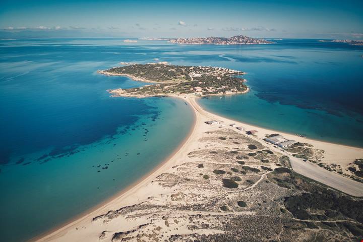 Vele tra venti e acque cristalline, scopri il paradiso del windsurf in Sardegna, in un viaggio adrenalinico all’insegna di sport e panorami da sogno