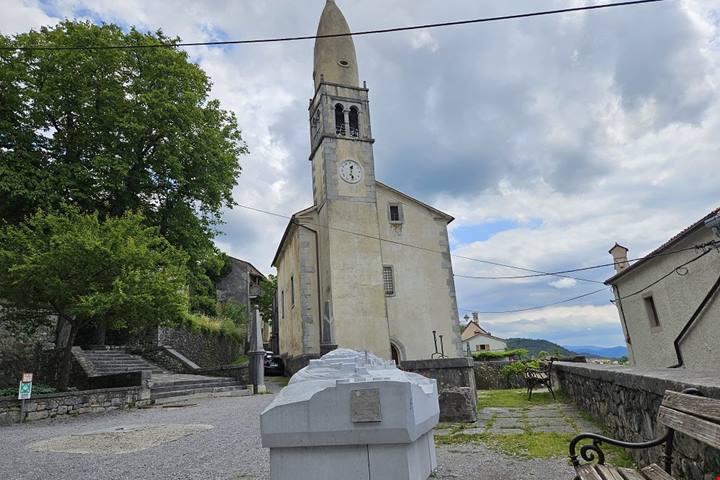 Tra grotte spettacolari e sapori autentici: un viaggio nel cuore del Carso sloveno alla scoperta dei cavalli bianchi di Lipiza, patrimonio UNESCO