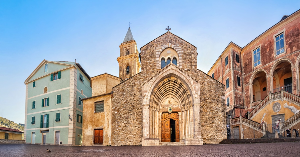 La porta fiorita d'Italia è questo meraviglioso borgo in Liguria a due passi dalla Costa Azzurra | PaesiOnLine