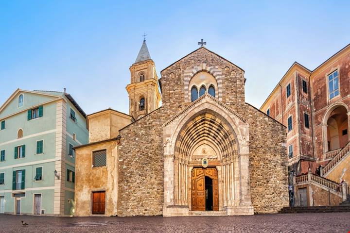 La porta fiorita d'Italia è questo meraviglioso borgo in Liguria a due passi dalla Costa Azzurra | PaesiOnLine