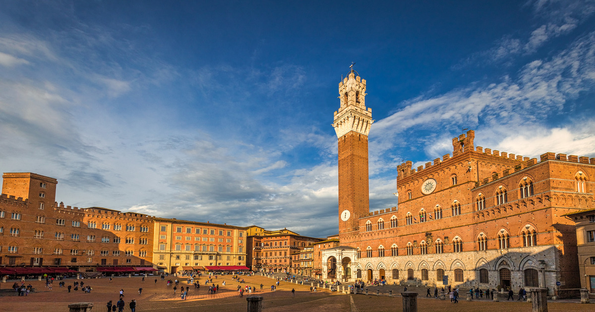Sembra un'enorme arena, ma invece è una semplice piazza: ecco tutti i segreti della location della corsa di cavalli più famosa d'Italia