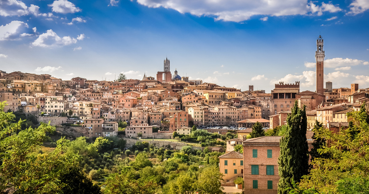 Sembra un'enorme arena, ma invece è una semplice piazza: ecco tutti i segreti della location della corsa di cavalli più famosa d'Italia