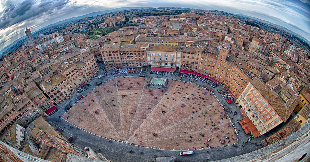 Sembra un'enorme arena, ma invece è una semplice piazza: ecco tutti i segreti della location della corsa di cavalli più famosa d'Italia