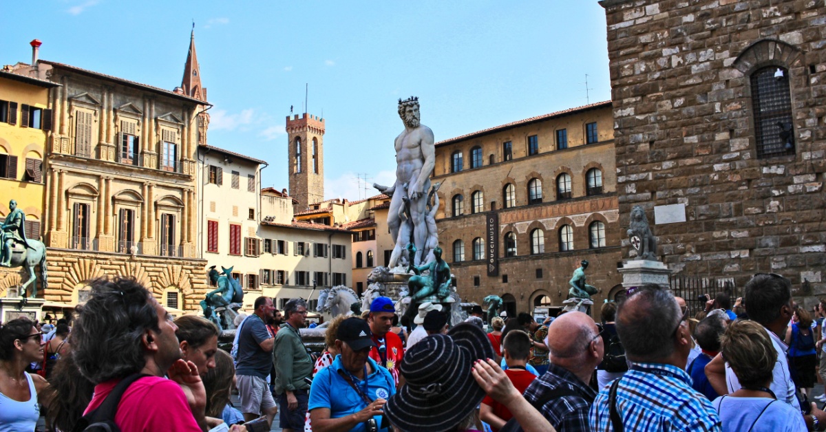 Pistole d'acqua contro i turisti: a Barcellona ci si ribella così a l'overtourism, ma basterebbe solo un po' di buonsenso