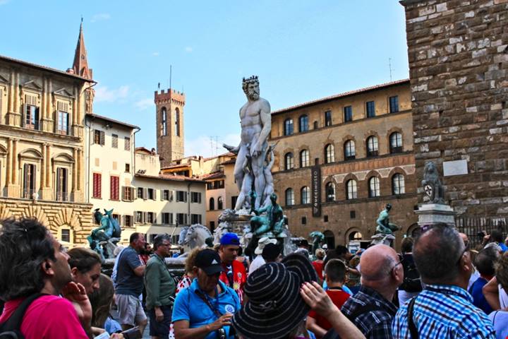 Pistole d'acqua contro i turisti: a Barcellona ci si ribella così a l'overtourism, ma basterebbe solo un po' di buonsenso