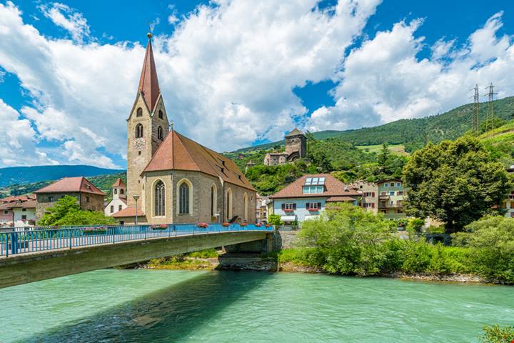 È l'unica e sola Acropoli del Tirolo: a 200 metri d'altezza e arrampicata su una roccia, è una delle mete di pellegrinaggio da visitare in Alto Adige almeno una volta