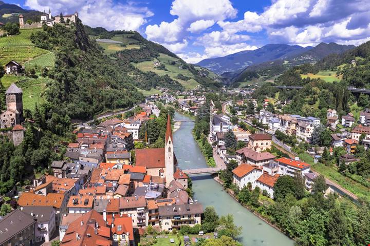 È l'unica e sola Acropoli del Tirolo: a 200 metri d'altezza e arrampicata su una roccia, è una delle mete di pellegrinaggio da visitare in Alto Adige almeno una volta