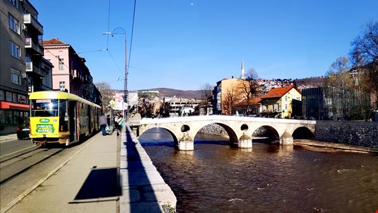 Ponte Latino Nei libri di storia è tristemente famoso in quanto proprio su questo ponte venne ucciso, assieme alla moglie, l'Arciduca Francesco Ferdinando ed ebbe così inizio la Prima Guerra Mondiale. E il ponte più antico della città e vale la pena visitarlo  