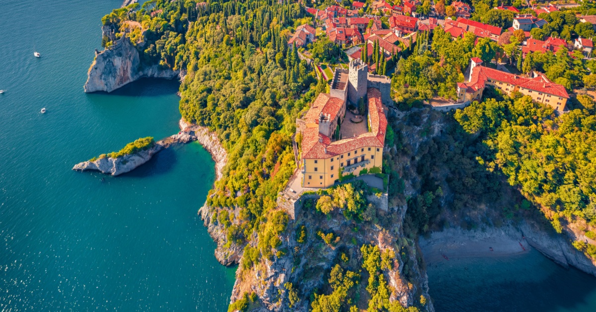Ai piedi delle colline ma affacciato sul mare: in Friuli Venezia Giulia c'è questo borgo davvero meraviglioso, con tanto di castello | PaesiOnLine