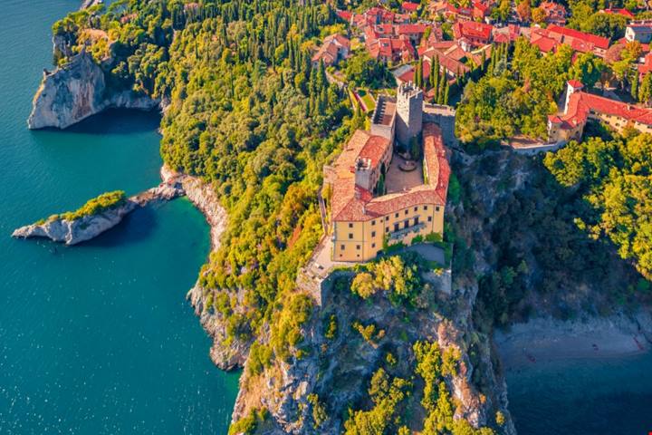 Ai piedi delle colline ma affacciato sul mare: in Friuli Venezia Giulia c'è questo borgo davvero meraviglioso, con tanto di castello | PaesiOnLine