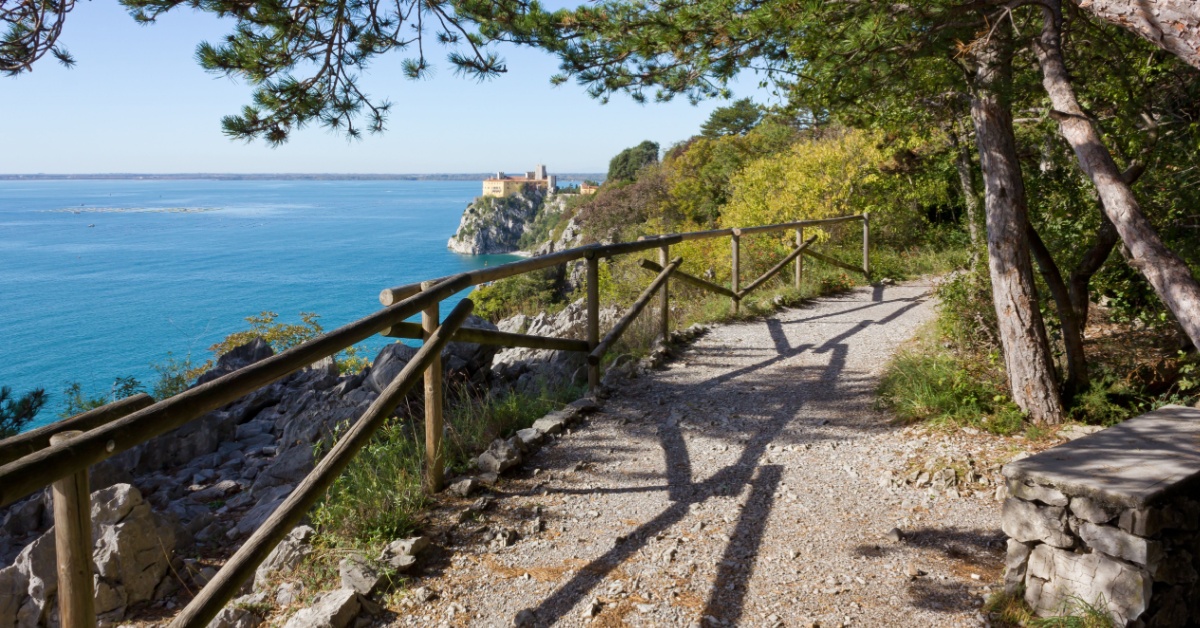 Ai piedi delle colline ma affacciato sul mare: in Friuli Venezia Giulia c'è questo borgo davvero meraviglioso, con tanto di castello | PaesiOnLine