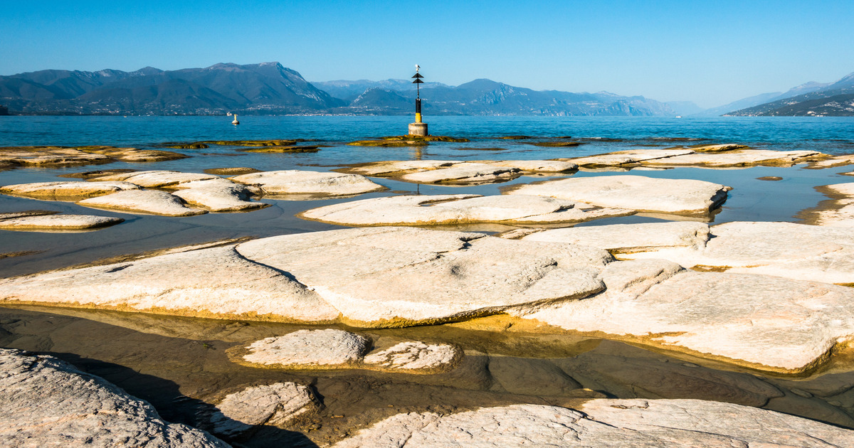 Anche in Lombardia puoi rinfrescarti con un bagno in un luogo meraviglioso: questi spiaggiotti sul Lago di Garda non ri faranno rimpiangere il mare 
