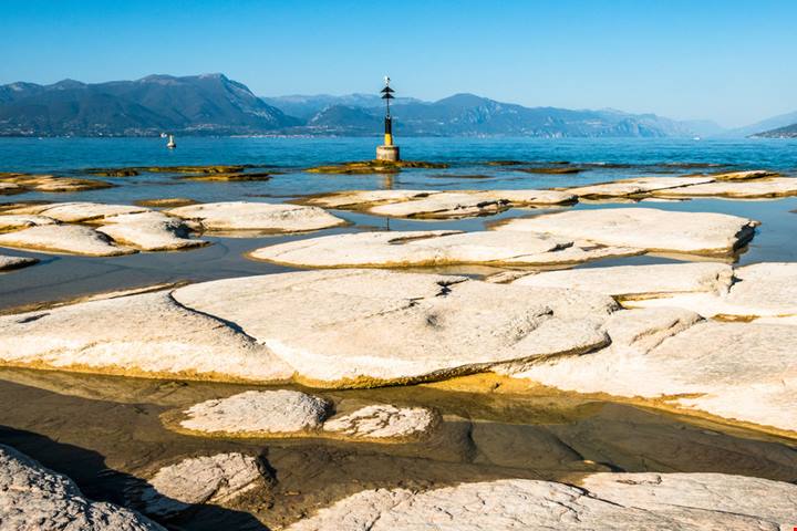 Anche in Lombardia puoi rinfrescarti con un bagno in un luogo meraviglioso: questi spiaggiotti sul Lago di Garda non ri faranno rimpiangere il mare