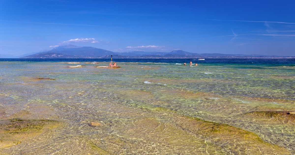 Anche in Lombardia puoi rinfrescarti con un bagno in un luogo meraviglioso: questi spiaggiotti sul Lago di Garda non ri faranno rimpiangere il mare 