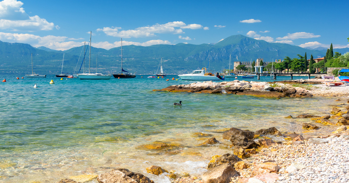 Anche in Lombardia puoi rinfrescarti con un bagno in un luogo meraviglioso: questi spiaggiotti sul Lago di Garda non ri faranno rimpiangere il mare 