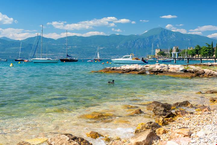 Anche in Lombardia puoi rinfrescarti con un bagno in un luogo meraviglioso: questi spiaggiotti sul Lago di Garda non ri faranno rimpiangere il mare