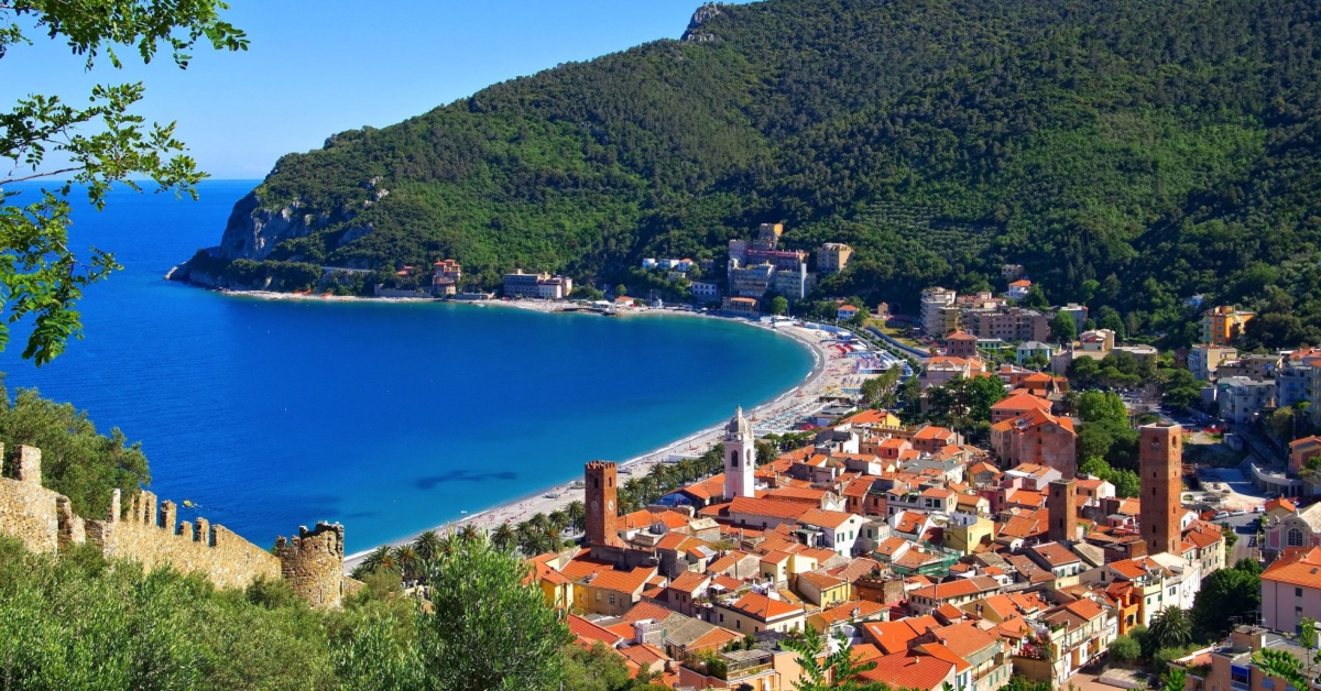  Non solo torri antiche e castelli medievali, c'è anche la vista sul mare! Ecco perchè questo è uno dei borghi più belli della Liguria | PaesiOnLine