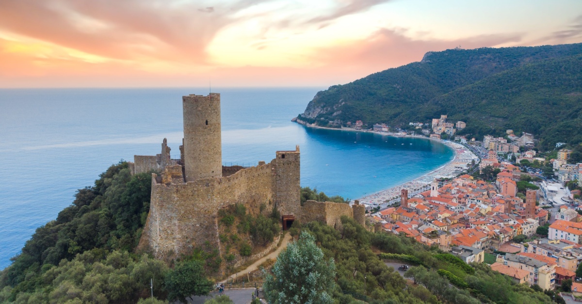  Non solo torri antiche e castelli medievali, c'è anche la vista sul mare! Ecco perchè questo è uno dei borghi più belli della Liguria | PaesiOnLine