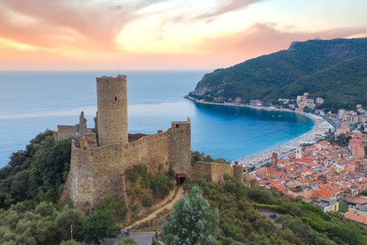 Non solo torri antiche e castelli medievali, c'è anche la vista sul mare! Ecco perchè questo è uno dei borghi più belli della Liguria | PaesiOnLine