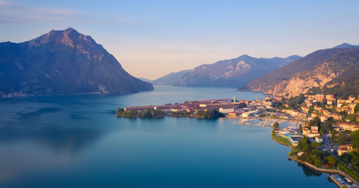 Nel piccolo borgo-gioiello del Lago d'Iseo i migliori vini d'Italia si specchiano sulle acque del lago: Borgo DiVino in Tour fa tappa a Lovere