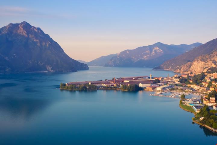 Nel piccolo borgo-gioiello del Lago d'Iseo i migliori vini d'Italia si specchiano sulle acque del lago: Borgo DiVino in Tour fa tappa a Lovere