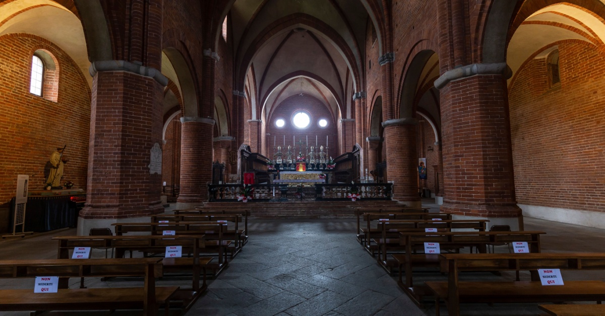 Vuoi sfuggire al caldo di Milano? A pochi km dalla città c'è un antico borgo medievale dominato da una meravigliosa abbazia | PaesiOnLine